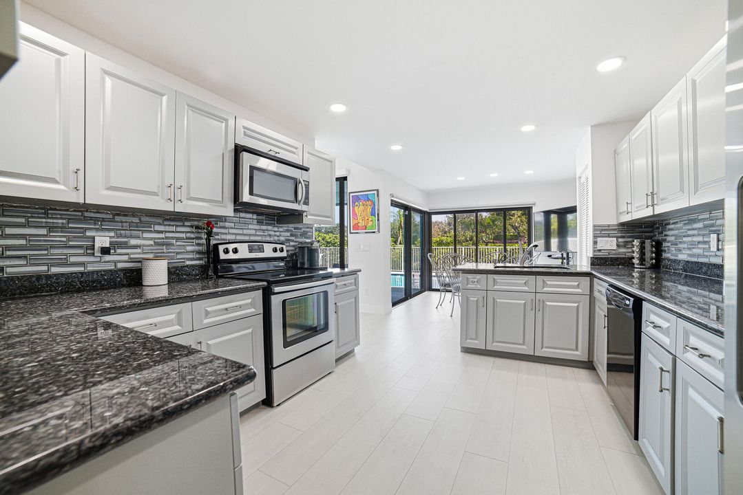 На продажу: $1,290,000 (4 спален, 2 ванн, 2709 Квадратных фут)