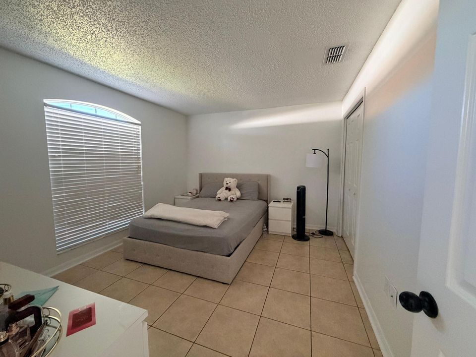 For Sale: $370,000 (4 beds, 2 baths, 1901 Square Feet)