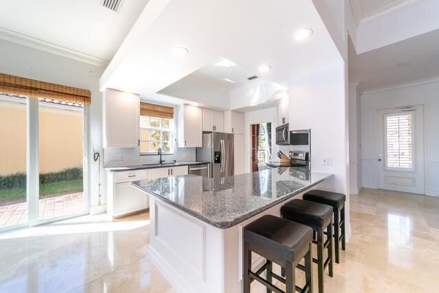 For Rent: $5,900 (3 beds, 3 baths, 2023 Square Feet)