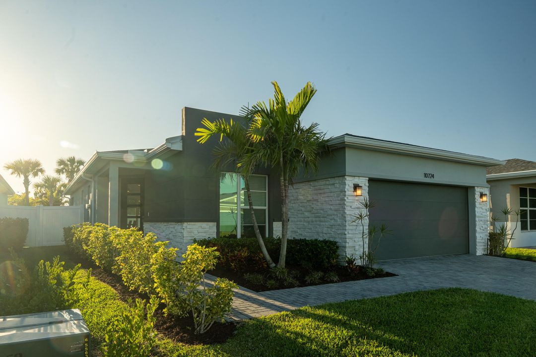 For Sale: $425,000 (2 beds, 2 baths, 1724 Square Feet)