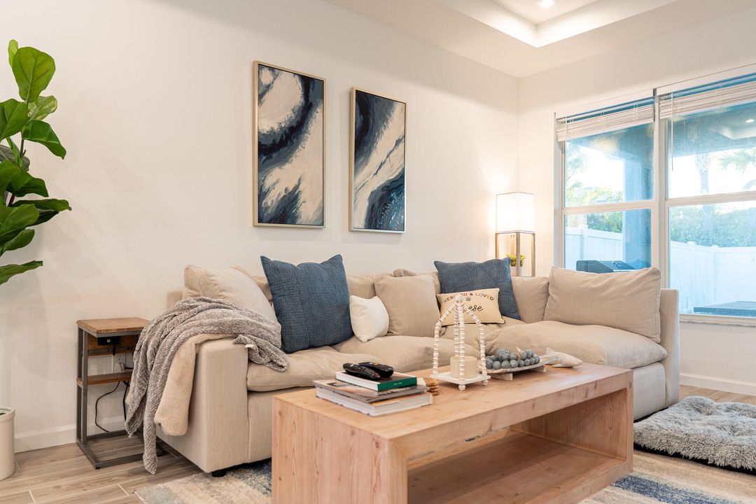 For Sale: $425,000 (2 beds, 2 baths, 1724 Square Feet)