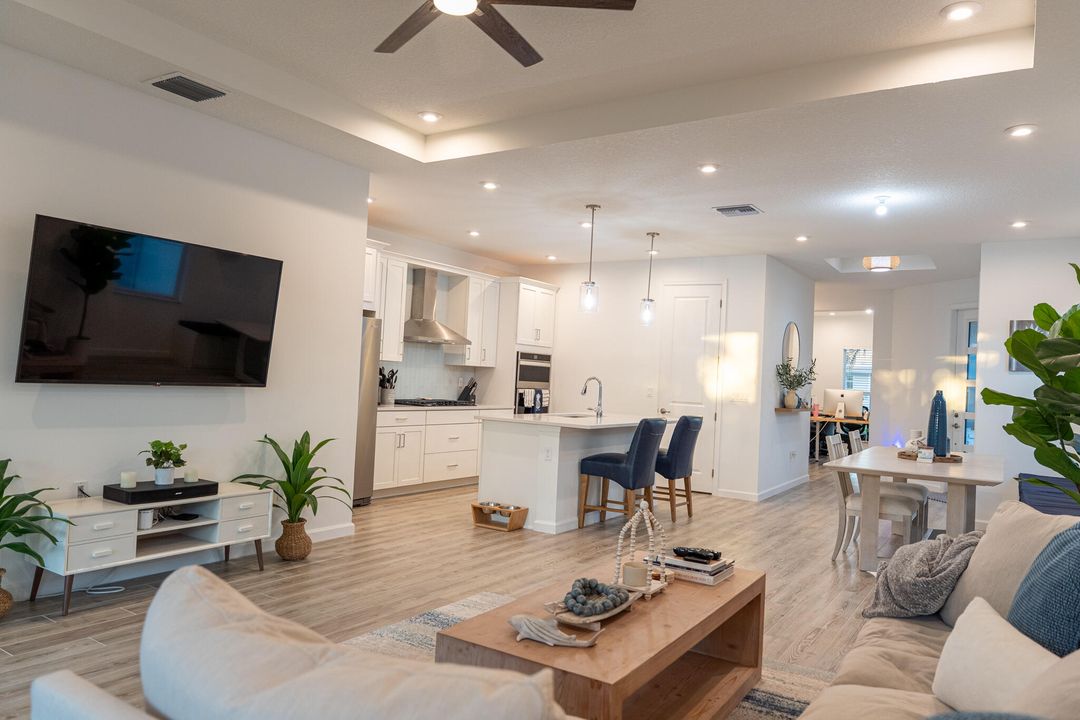 For Sale: $425,000 (2 beds, 2 baths, 1724 Square Feet)