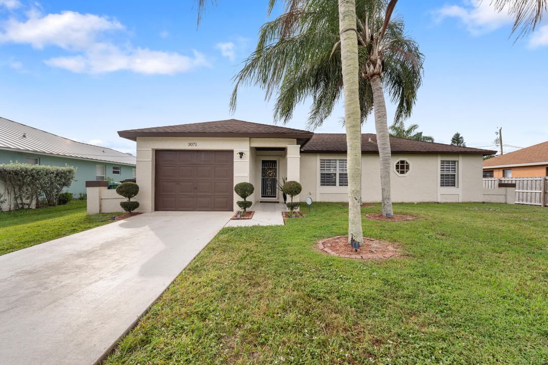 Active With Contract: $345,000 (3 beds, 2 baths, 1196 Square Feet)