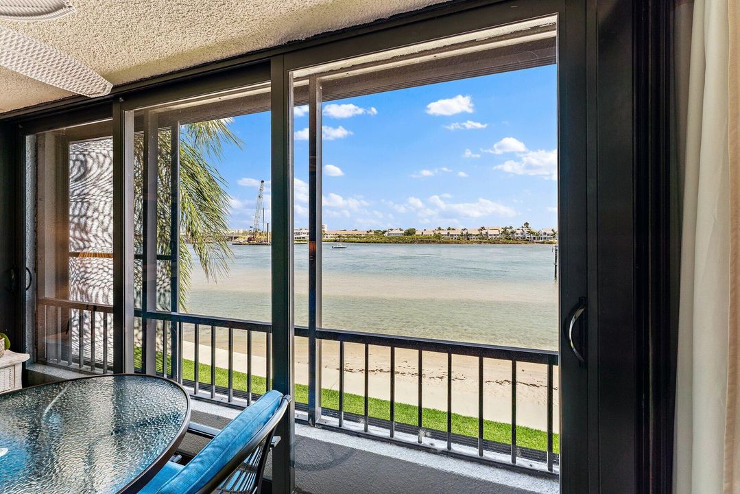 合同活跃: $875,000 (2 贝兹, 2 浴室, 1520 平方英尺)