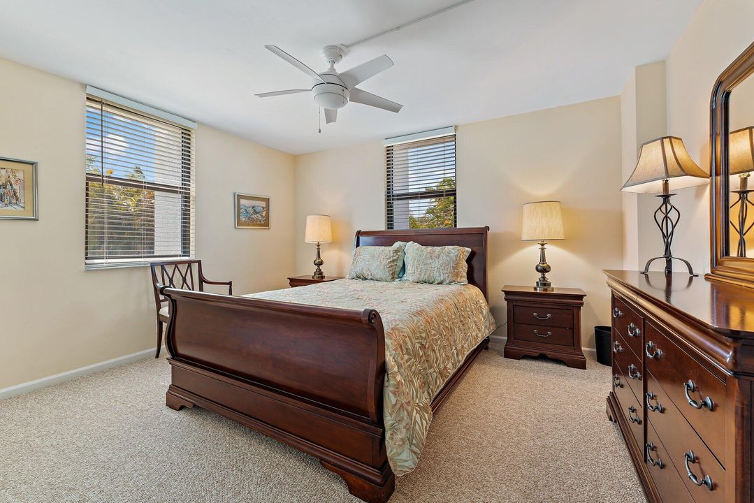 合同活跃: $875,000 (2 贝兹, 2 浴室, 1520 平方英尺)