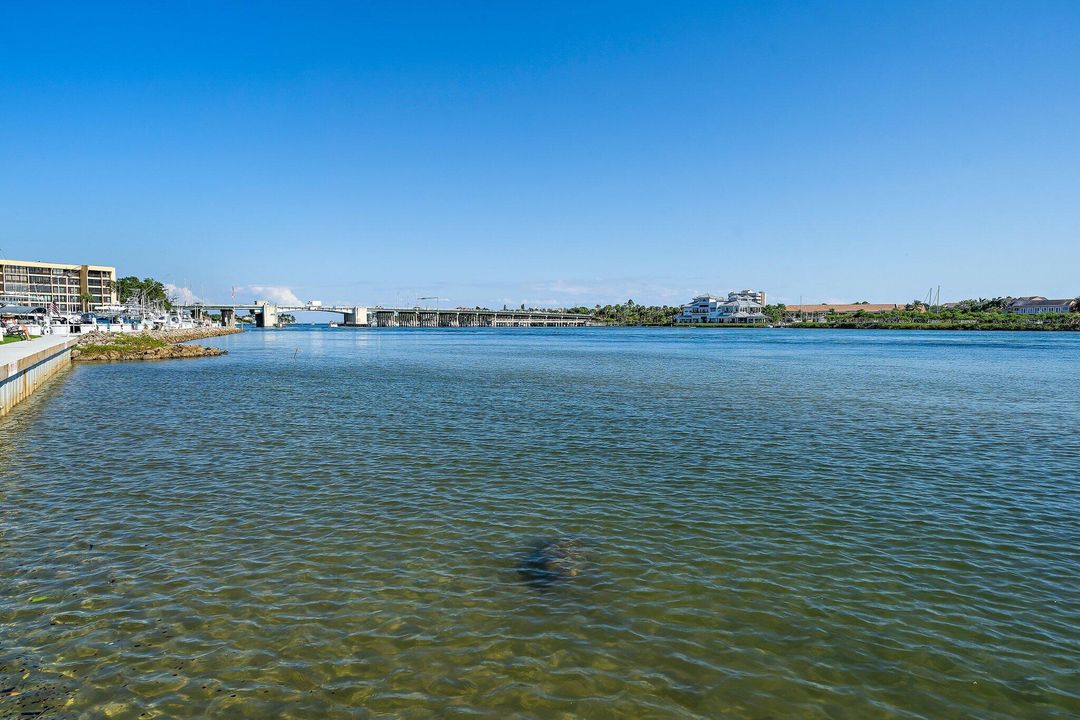 合同活跃: $875,000 (2 贝兹, 2 浴室, 1520 平方英尺)