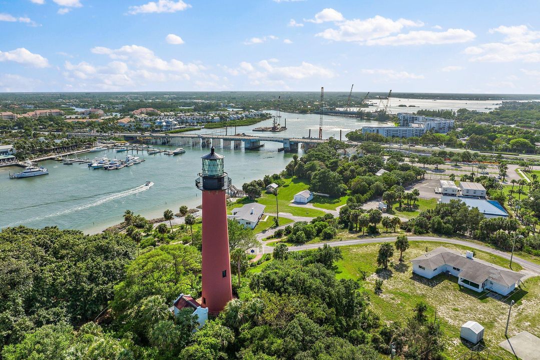 合同活跃: $875,000 (2 贝兹, 2 浴室, 1520 平方英尺)