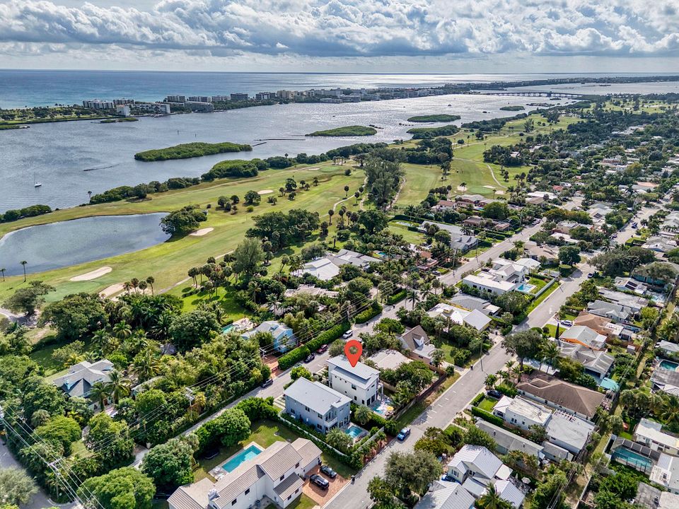 En Venta: $1,600,000 (4 camas, 3 baños, 2535 Pies cuadrados)