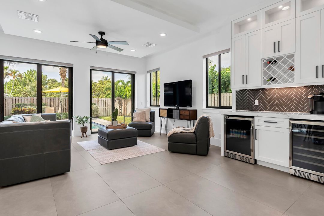 En Venta: $1,600,000 (4 camas, 3 baños, 2535 Pies cuadrados)