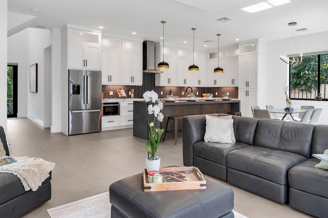 En Venta: $1,600,000 (4 camas, 3 baños, 2535 Pies cuadrados)