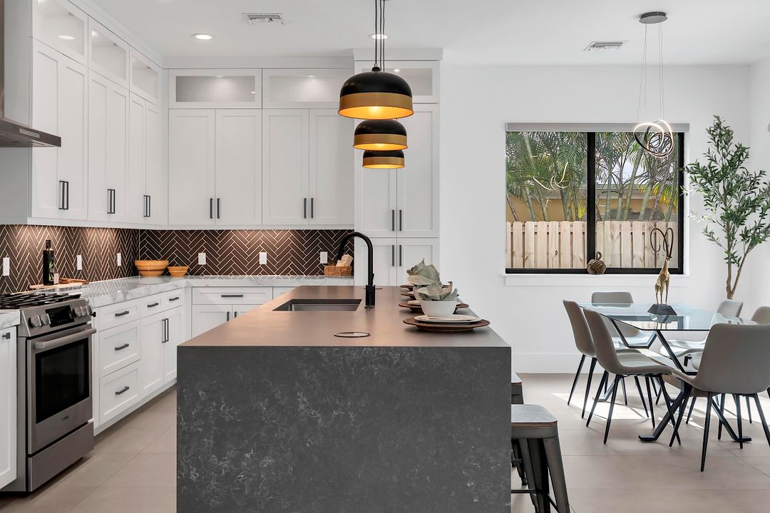 En Venta: $1,600,000 (4 camas, 3 baños, 2535 Pies cuadrados)