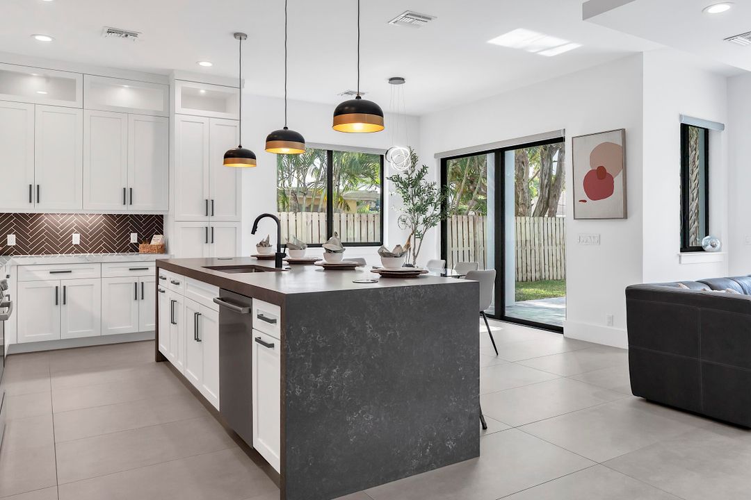 En Venta: $1,600,000 (4 camas, 3 baños, 2535 Pies cuadrados)