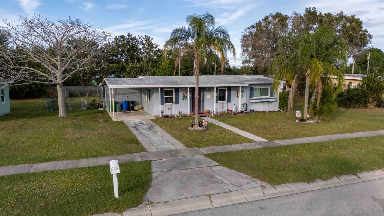 Active With Contract: $259,900 (3 beds, 2 baths, 1256 Square Feet)