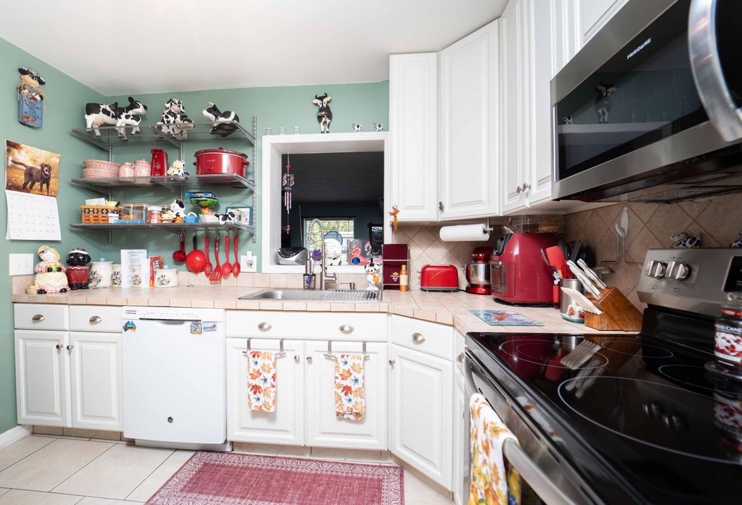 Active With Contract: $259,900 (3 beds, 2 baths, 1256 Square Feet)