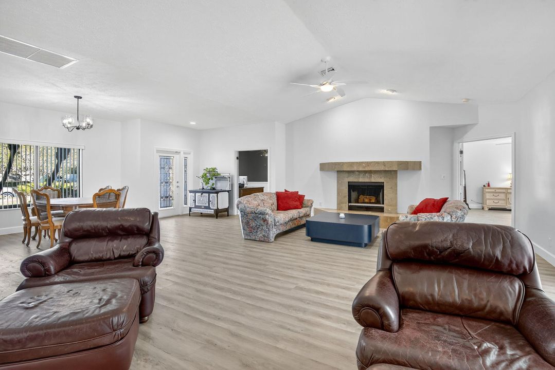 合同活跃: $1,169,000 (3 贝兹, 2 浴室, 2683 平方英尺)