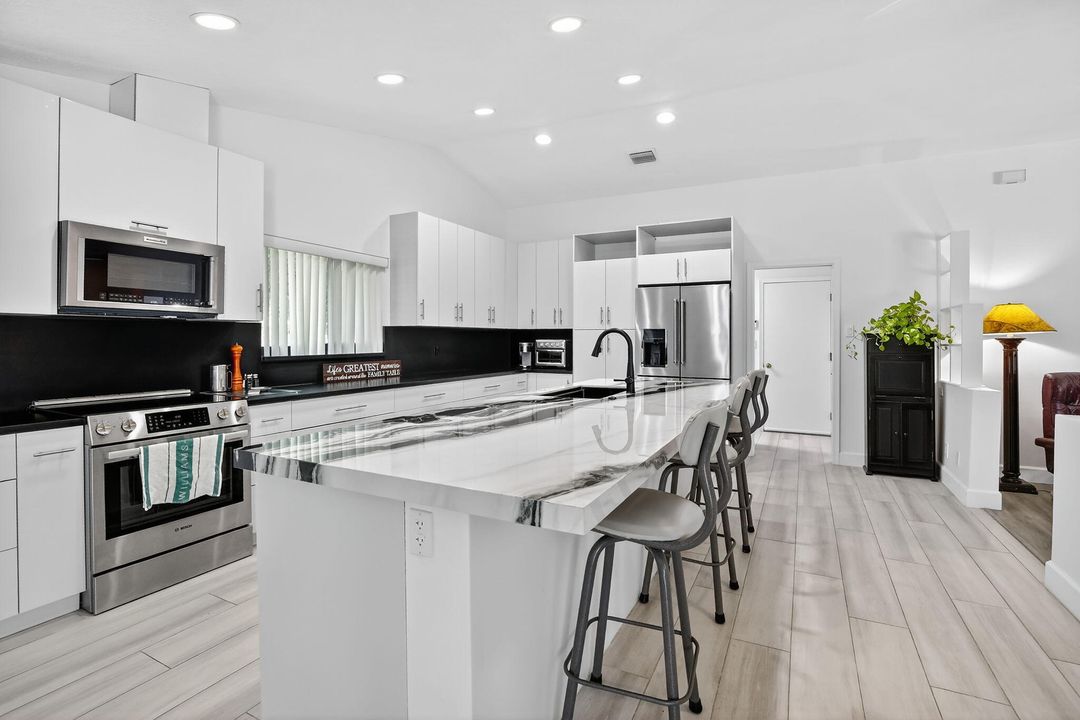 合同活跃: $1,169,000 (3 贝兹, 2 浴室, 2683 平方英尺)