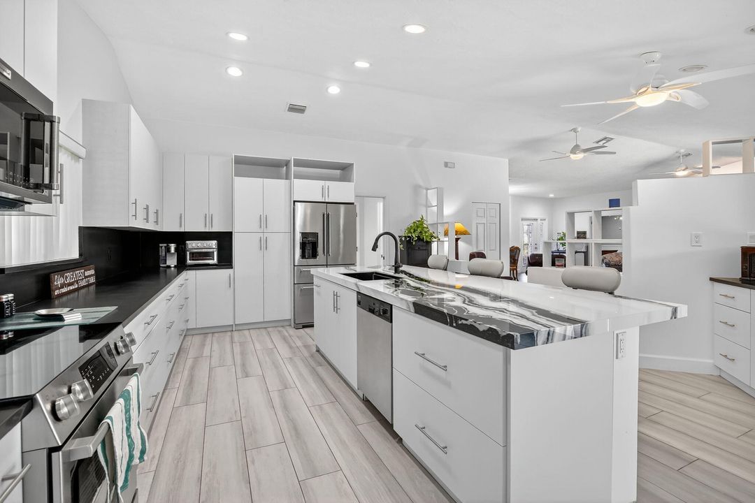 合同活跃: $1,169,000 (3 贝兹, 2 浴室, 2683 平方英尺)