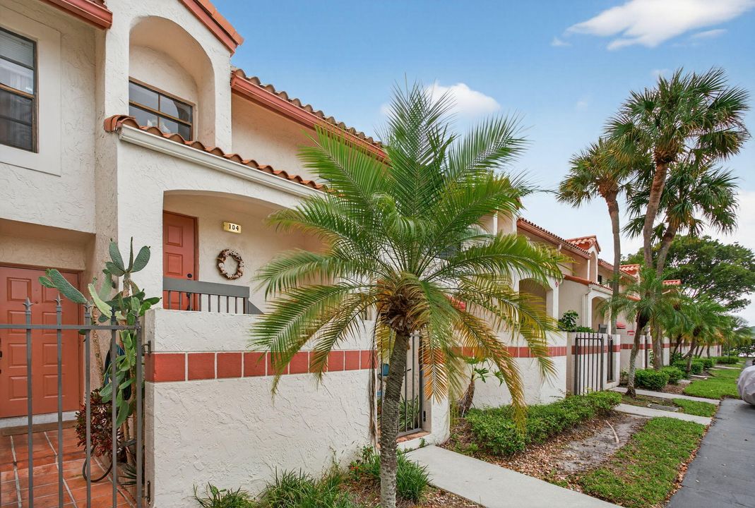 На продажу: $290,000 (2 спален, 2 ванн, 1150 Квадратных фут)