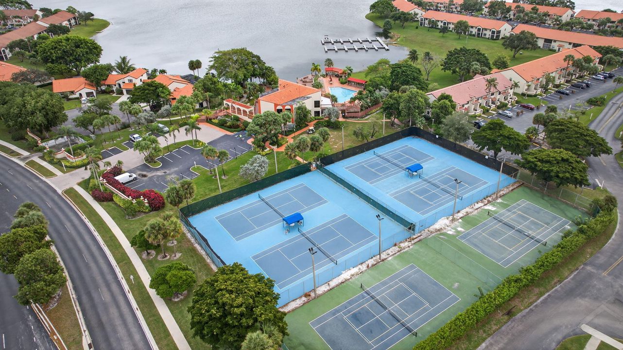 На продажу: $290,000 (2 спален, 2 ванн, 1150 Квадратных фут)