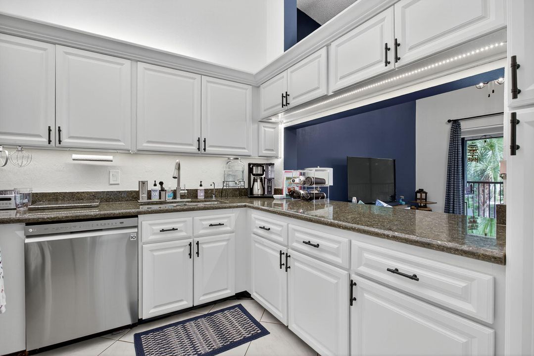 На продажу: $290,000 (2 спален, 2 ванн, 1150 Квадратных фут)