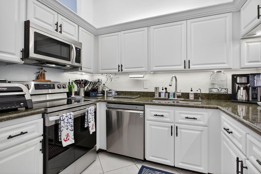 На продажу: $290,000 (2 спален, 2 ванн, 1150 Квадратных фут)