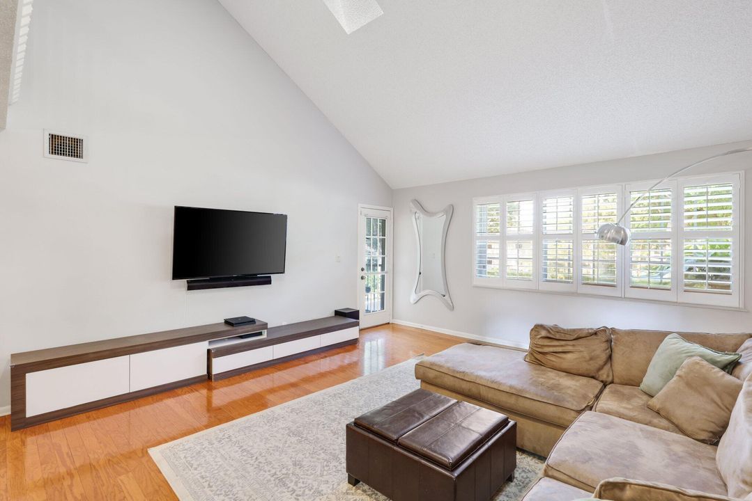 На продажу: $345,000 (3 спален, 2 ванн, 1300 Квадратных фут)