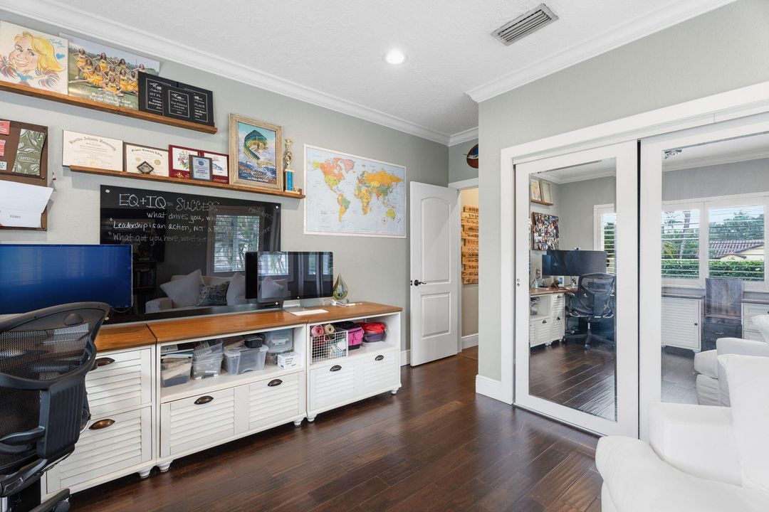 合同活跃: $1,050,000 (3 贝兹, 2 浴室, 2028 平方英尺)