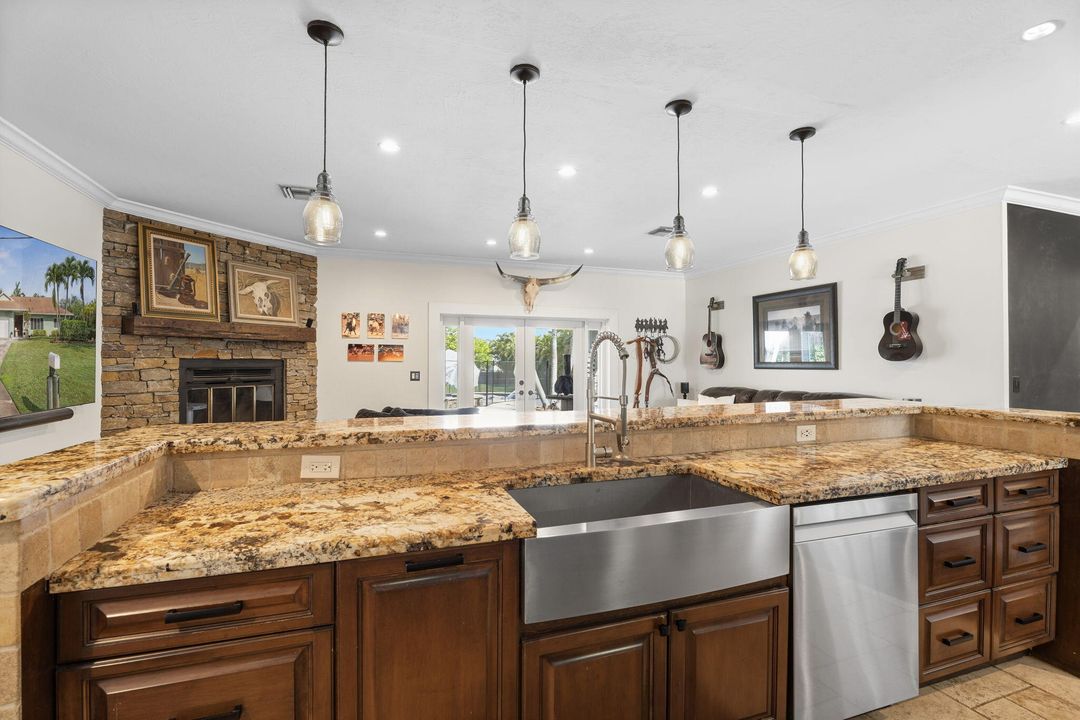 合同活跃: $1,050,000 (3 贝兹, 2 浴室, 2028 平方英尺)