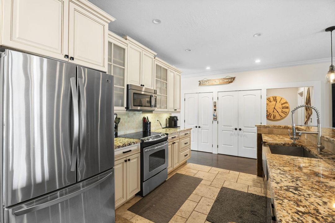 合同活跃: $1,050,000 (3 贝兹, 2 浴室, 2028 平方英尺)