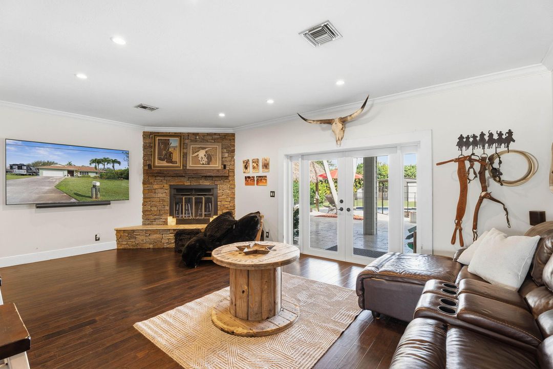 合同活跃: $1,050,000 (3 贝兹, 2 浴室, 2028 平方英尺)