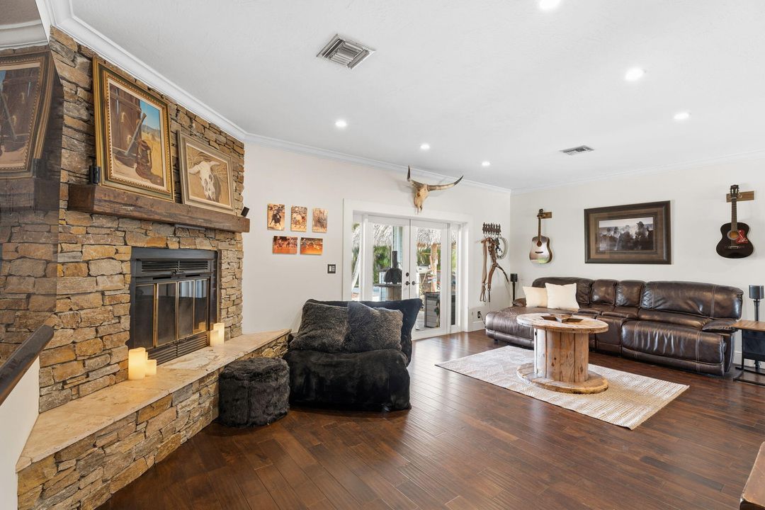 合同活跃: $1,050,000 (3 贝兹, 2 浴室, 2028 平方英尺)