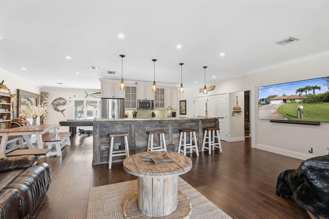 合同活跃: $1,050,000 (3 贝兹, 2 浴室, 2028 平方英尺)