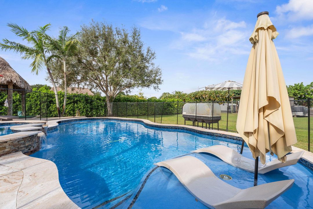 合同活跃: $1,050,000 (3 贝兹, 2 浴室, 2028 平方英尺)