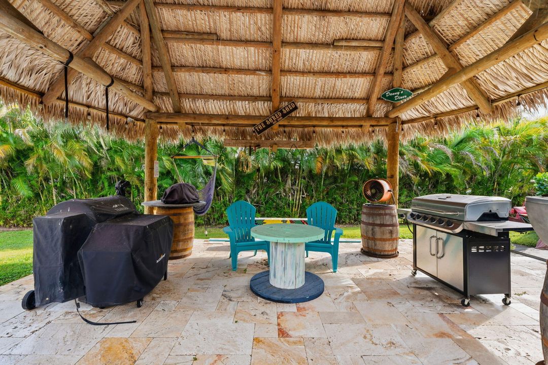 合同活跃: $1,050,000 (3 贝兹, 2 浴室, 2028 平方英尺)