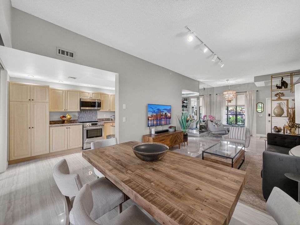 На продажу: $398,000 (2 спален, 2 ванн, 1323 Квадратных фут)