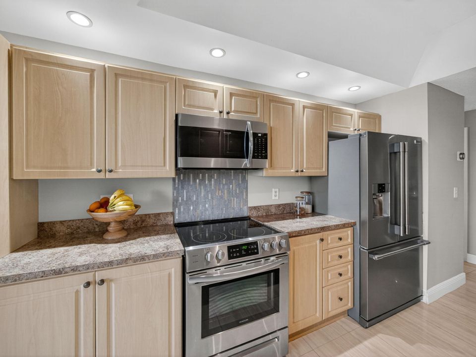 На продажу: $398,000 (2 спален, 2 ванн, 1323 Квадратных фут)