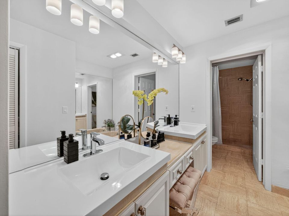 На продажу: $398,000 (2 спален, 2 ванн, 1323 Квадратных фут)