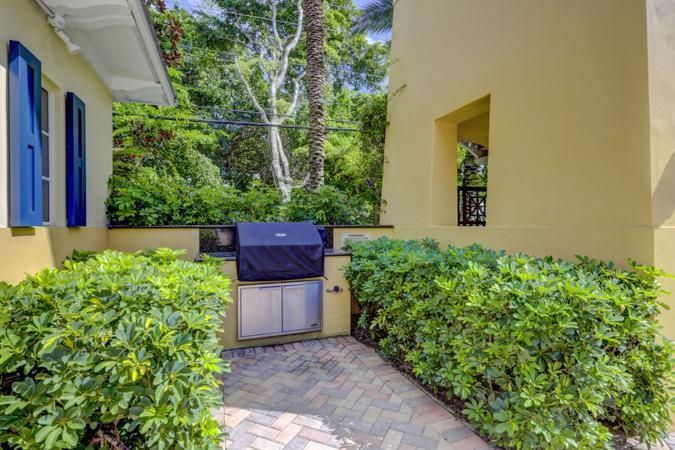 合同活跃: $1,450,000 (3 贝兹, 3 浴室, 2026 平方英尺)