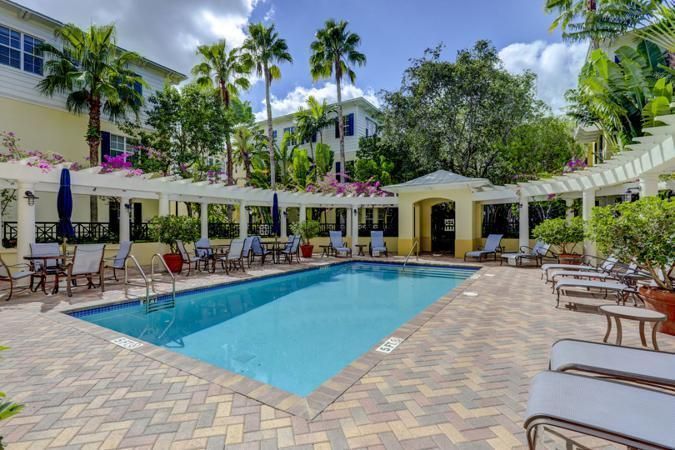 合同活跃: $1,450,000 (3 贝兹, 3 浴室, 2026 平方英尺)