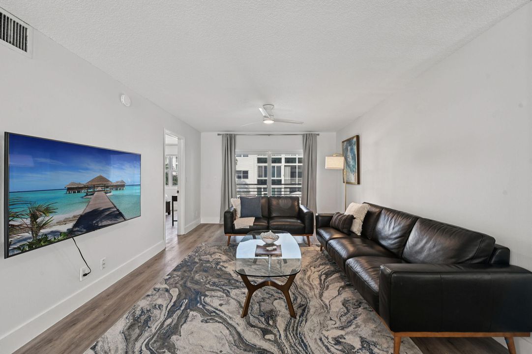 For Sale: $399,900 (2 beds, 2 baths, 920 Square Feet)