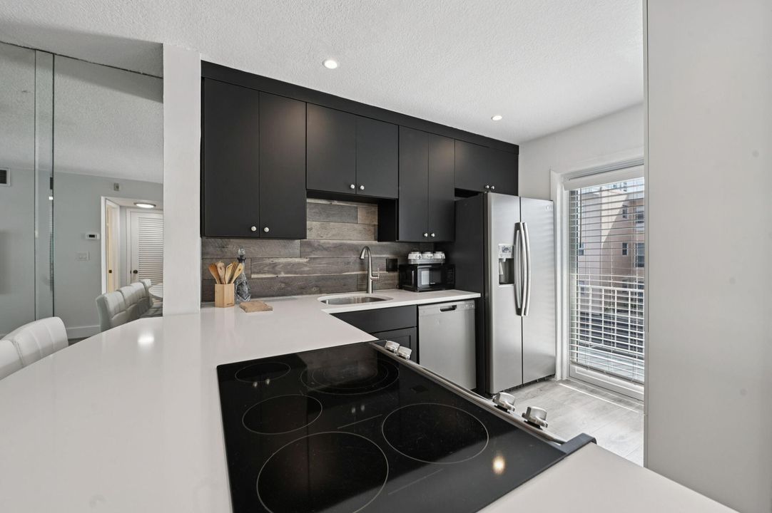 For Sale: $399,900 (2 beds, 2 baths, 920 Square Feet)