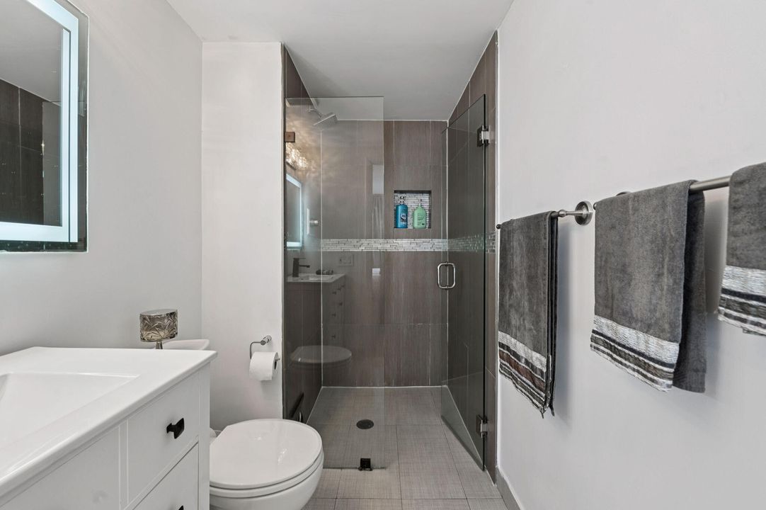 For Sale: $399,900 (2 beds, 2 baths, 920 Square Feet)