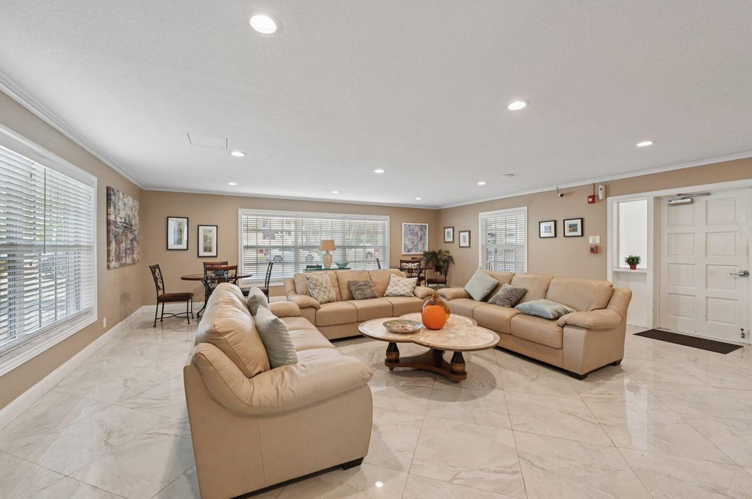 For Sale: $399,900 (2 beds, 2 baths, 920 Square Feet)