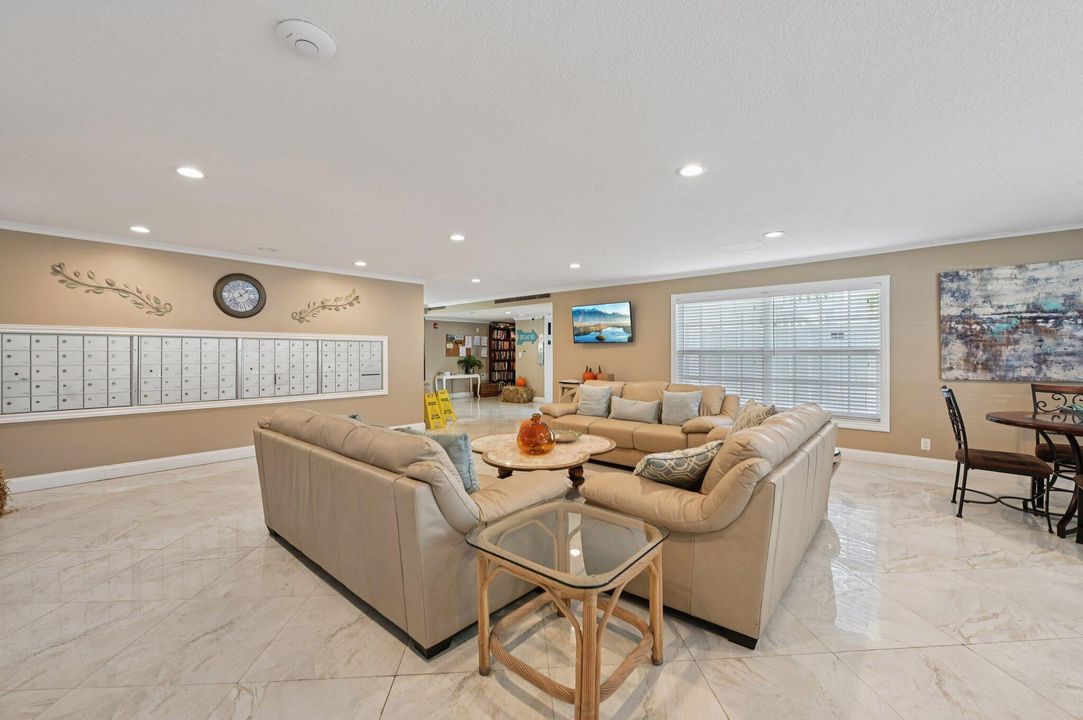 For Sale: $399,900 (2 beds, 2 baths, 920 Square Feet)