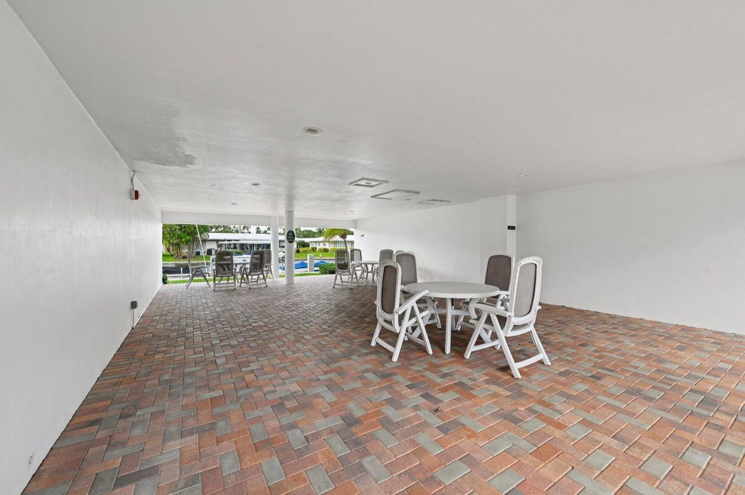 For Sale: $399,900 (2 beds, 2 baths, 920 Square Feet)