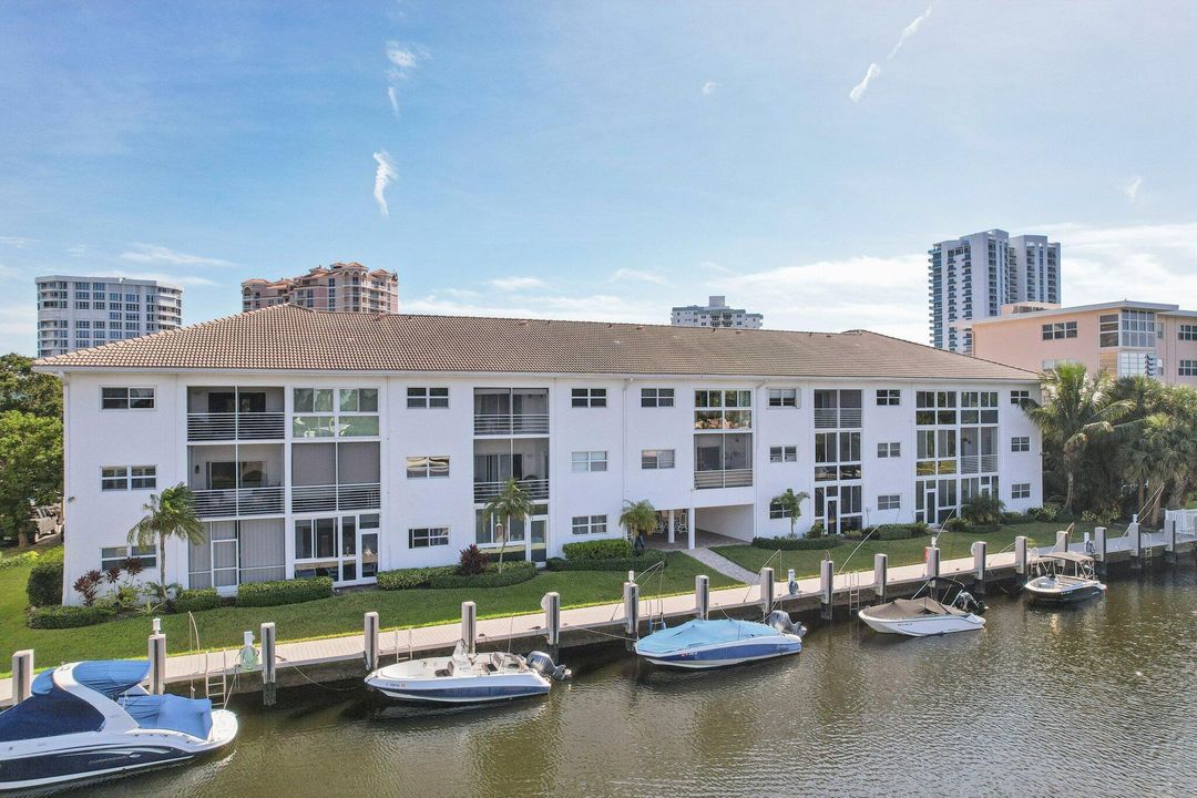 For Sale: $399,900 (2 beds, 2 baths, 920 Square Feet)