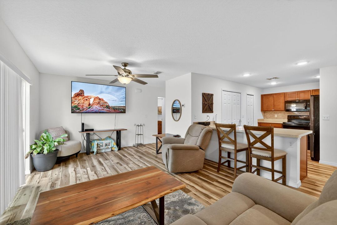 合同活跃: $359,900 (3 贝兹, 2 浴室, 1334 平方英尺)