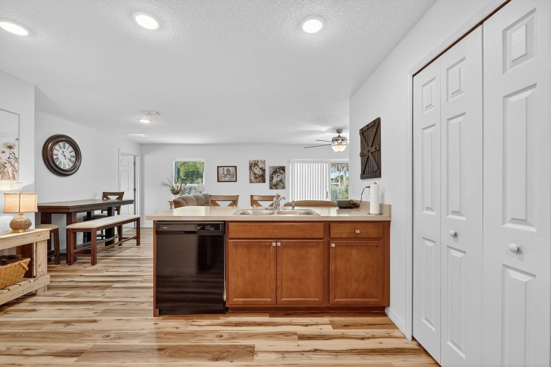 合同活跃: $359,900 (3 贝兹, 2 浴室, 1334 平方英尺)