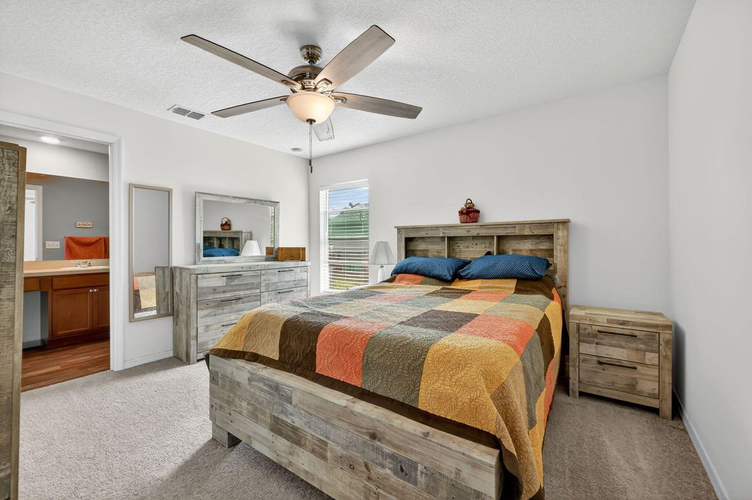 合同活跃: $359,900 (3 贝兹, 2 浴室, 1334 平方英尺)