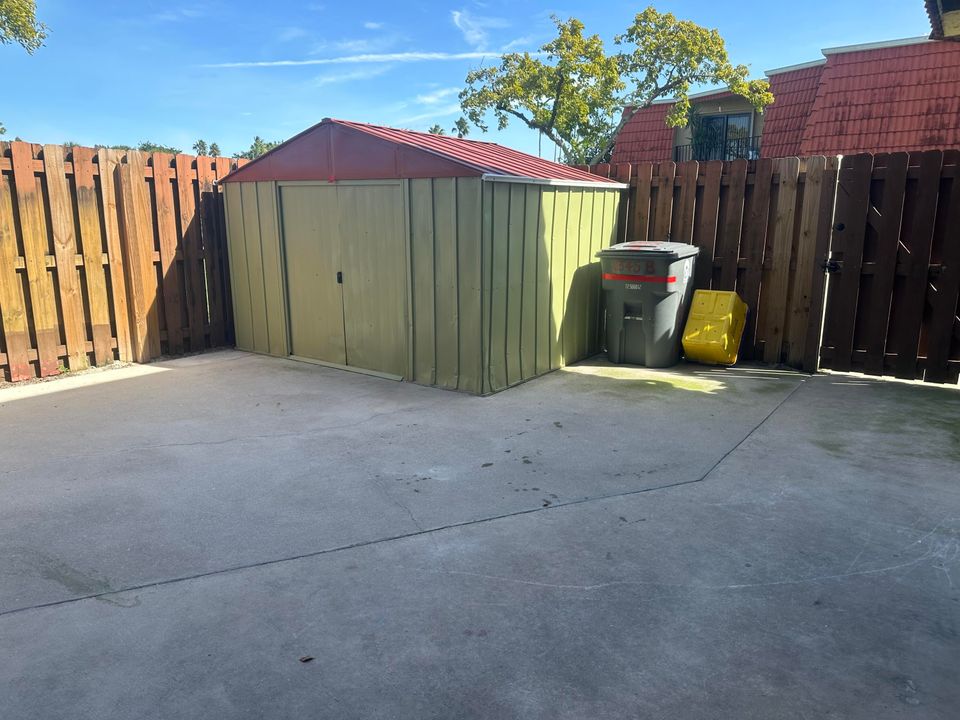 合同活跃: $2,395 (2 贝兹, 2 浴室, 1302 平方英尺)